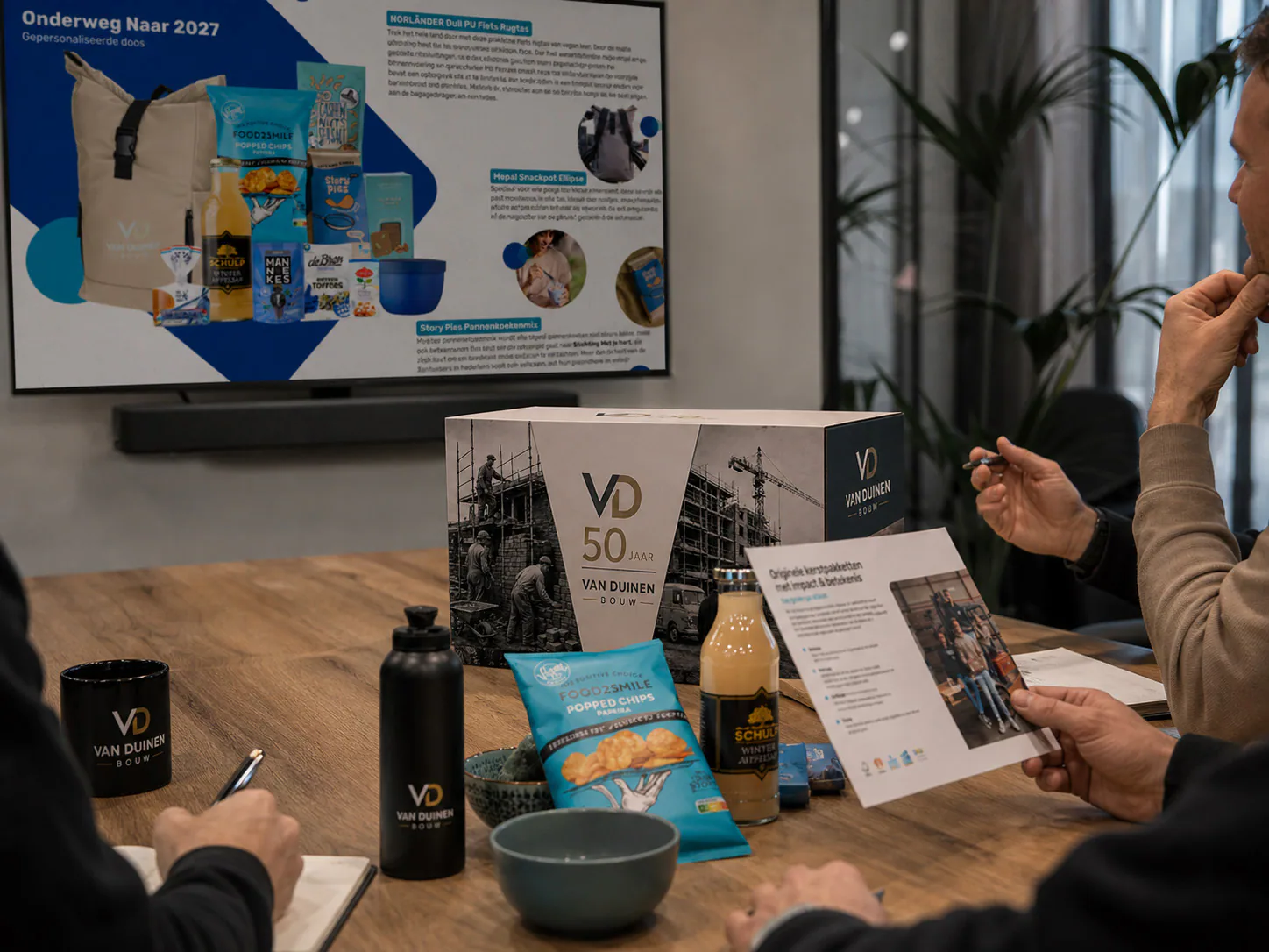 Wat kan er gepersonaliseerd worden? Gepersonaliseerd kerstpakket met eigen buitenkant